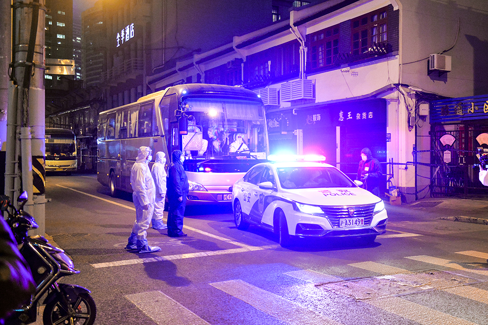 昭通路小区居民转运现场 外滩派出所供图