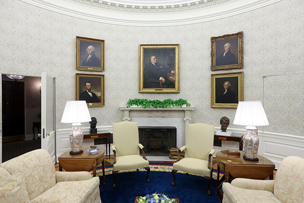 中间最大幅照片中人物为罗斯福，从左上起逆时针分别为华盛顿、林肯、杰斐逊和汉密尔顿。