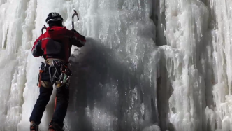 与冰共舞：57岁的攀冰者，和垂直的冰瀑