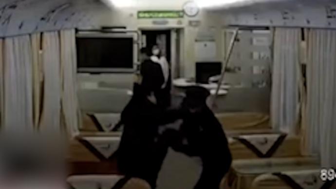 男子酒后在列车上大喊大叫踢踹乘务人员，被拘留十七日