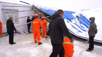 40厘米积雪压垮库房有车辆被埋，阿勒泰消防清理5小时