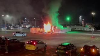 荷兰多地爆发反宵禁抗议，示威者烧毁新冠检测中心