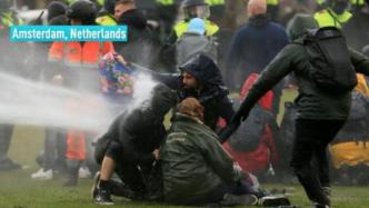 荷兰部分民众暴力抗议疫情封锁措施，警察逮捕240余人
