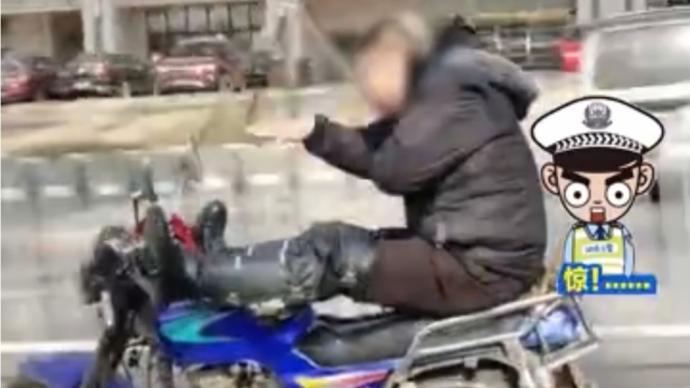 男子骑摩托车用双腿控制方向，网友举报