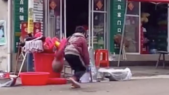 贵州小伙穿围裙打篮球：帮妈妈看店时天气冷，暖和一下