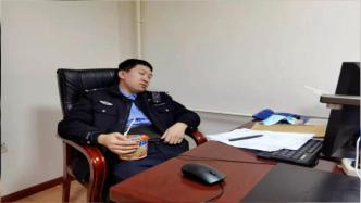 黑龙江一民警连续工作48小时，抱着泡面睡着