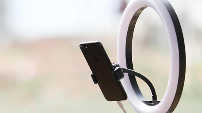 湖南省政协委员贺晓辉建议：主播行业应不招纳在读学生