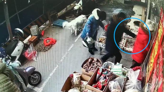 监拍吸毒男菜市场数秒偷走手机,警方抓获