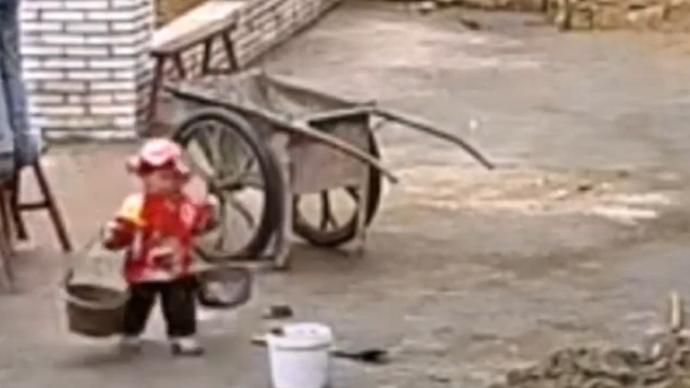 小女孩帮大人搬水泥，网友：小小年纪就知道给自己挣奶粉钱了