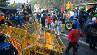 印度农民开拖拉机闯新德里抗议，示威者持剑与警方对峙