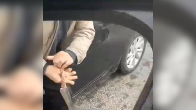 安阳警方通报：男子用扳手威胁防控执勤人员，被行拘10日