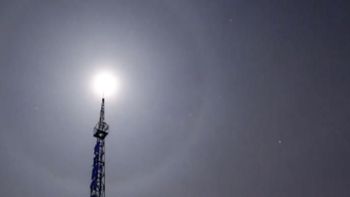 内蒙古呼伦贝尔现月晕奇观，空中光环清晰可见