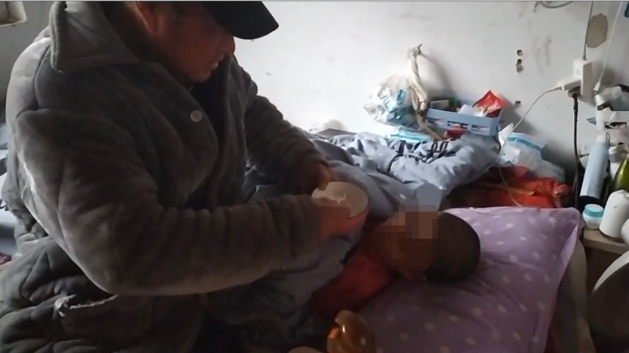 丈夫打工養家照顧癱瘓妻子13年:她病了我必須照顧一生