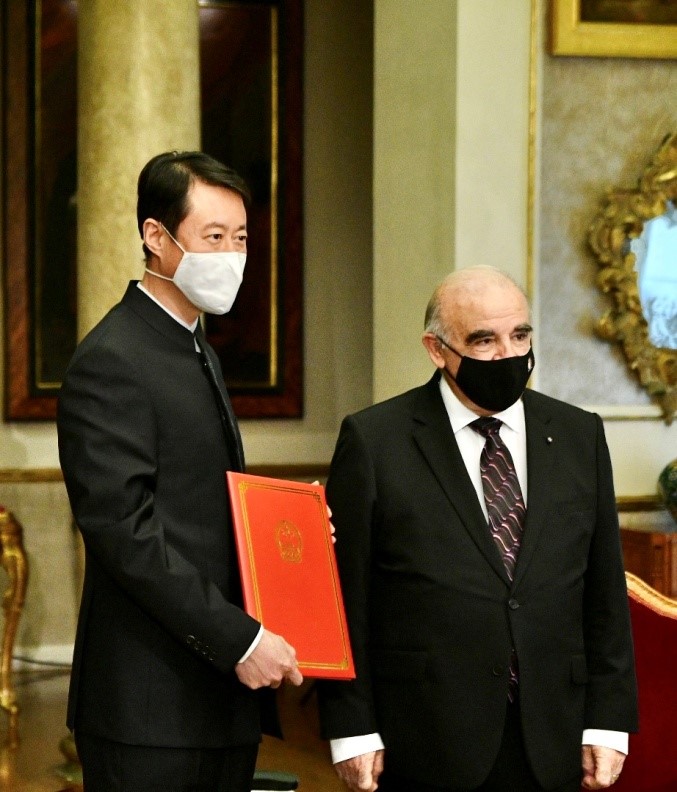 新任中国驻马耳他大使于敦海向马总统维拉递交国书