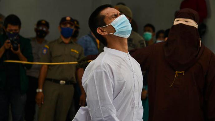 印尼一对同性情侣被罚鞭刑，每人遭公开鞭打77下