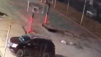 大风吹跑篮球架，旁边一辆车被撞出大坑