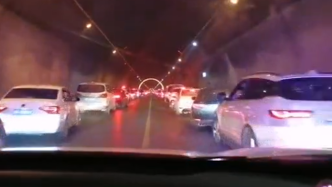 暖心湃丨隧道内发生事故，社会车辆主动让行警车