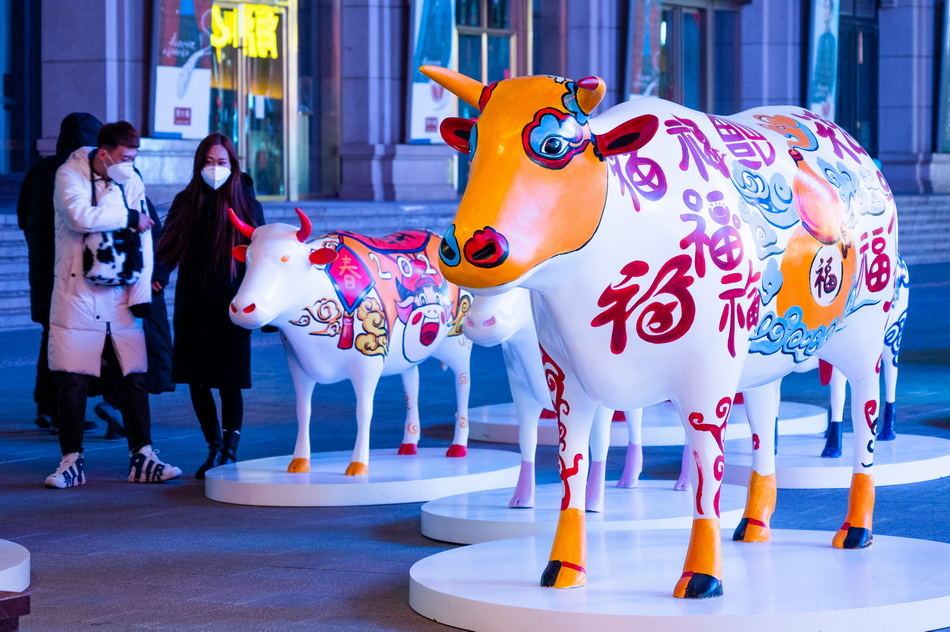 作品展金奖获得者杨冬白献上"五牛送福,奔向2021"牛年艺术主题造景,在