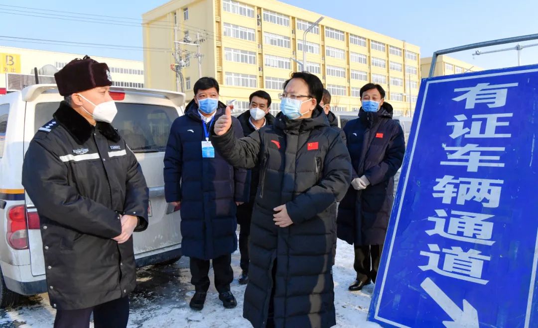 1月30日,省委書記景俊海在公主嶺范家屯鎮高速公路卡口實地檢查疫情