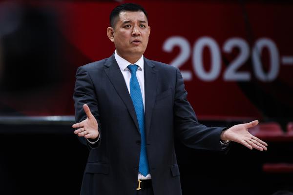 巩晓彬在赛后发布会上的争执引发热议。
