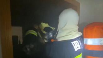 达州一住宅楼起火，消防员让出氧气罩给一男童