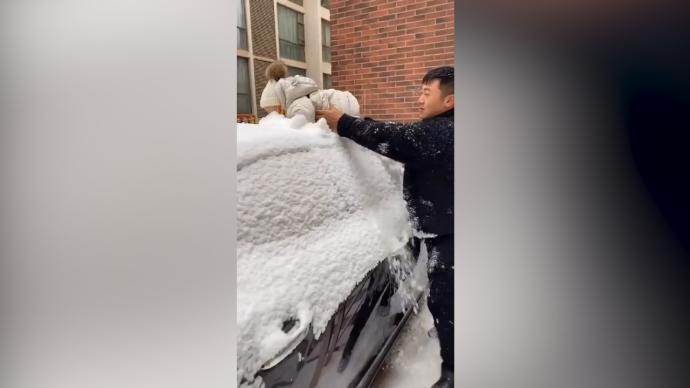 车顶有积雪，儿子成“工具人”用身体帮老爸扫雪