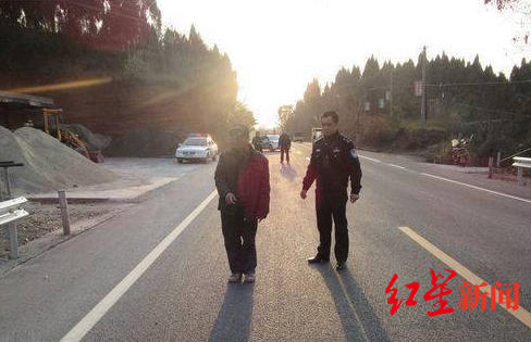 唐某指认车祸现场