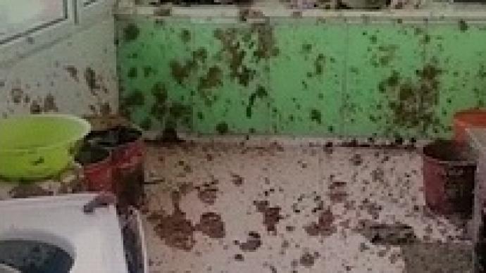 女子做豆沙包用洗衣机 甩 豆沙馅 洗衣机炸了现场一片狼藉