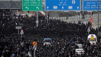 违反防疫规定，以色列上万人参加犹太教领袖葬礼