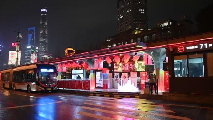 掛起100個紅燈籠，上海71路外灘站喜迎建黨100周年