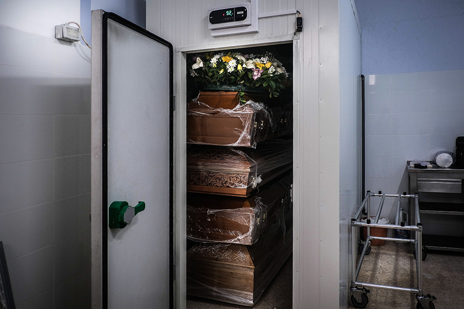 因死亡人数过多,这些棺材被保存在冷藏柜内等待火化.
