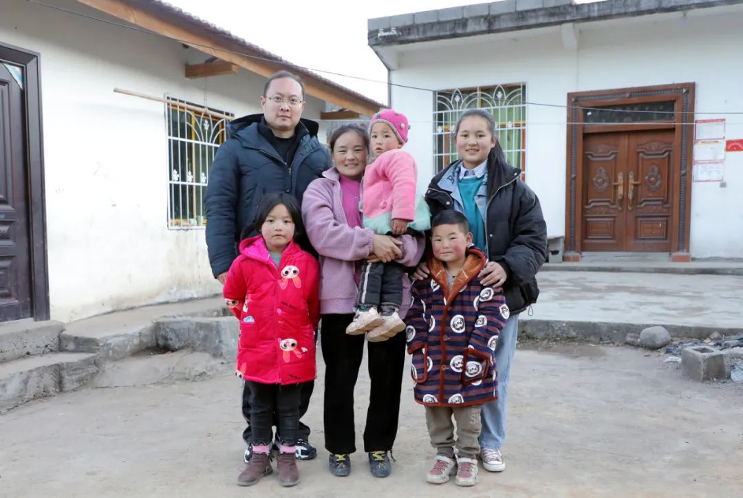 1月22日，新华社记者周科（后左）和巴木玉布木及其孩子们的合影。李思佳摄