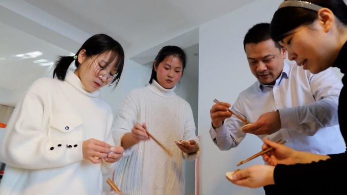 暖心湃丨大学班主任接两名石家庄籍学生回家过年