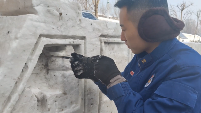 迎接春节，新疆消防员营区内堆消防车雪雕