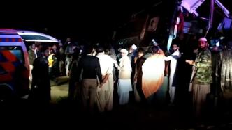 巴基斯坦一大巴翻车致14死9伤，遇难者包括妇女儿童
