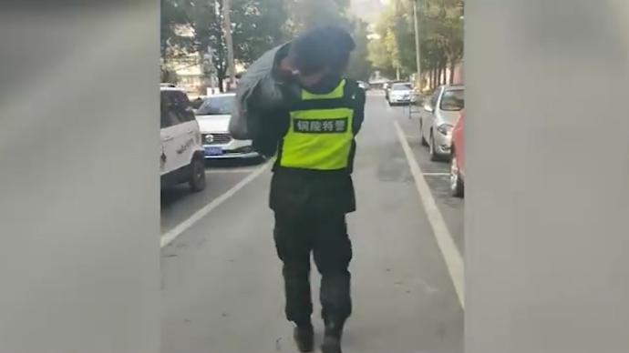 男孩成绩差被父亲脱光衣服赶出家门，民警护送回家