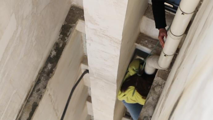 花季少女爬窗出走被卡7樓，消防繩索滑降救回