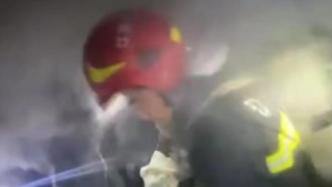 楼内起火女子呼吸困难，消防员让出面罩