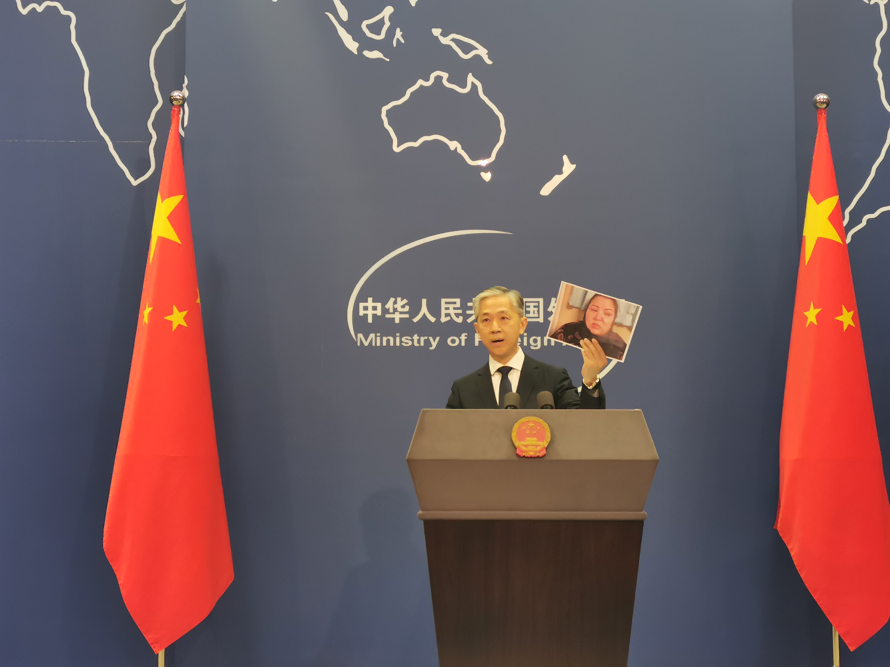 涉疆虚假信息背后是谁汪文斌今天展示了一张照片