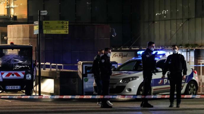 法国巴黎发生汽车冲撞行人事件，致1死1伤 