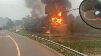 警方通报泸州载有二甲苯货车起火：3人受伤已送医