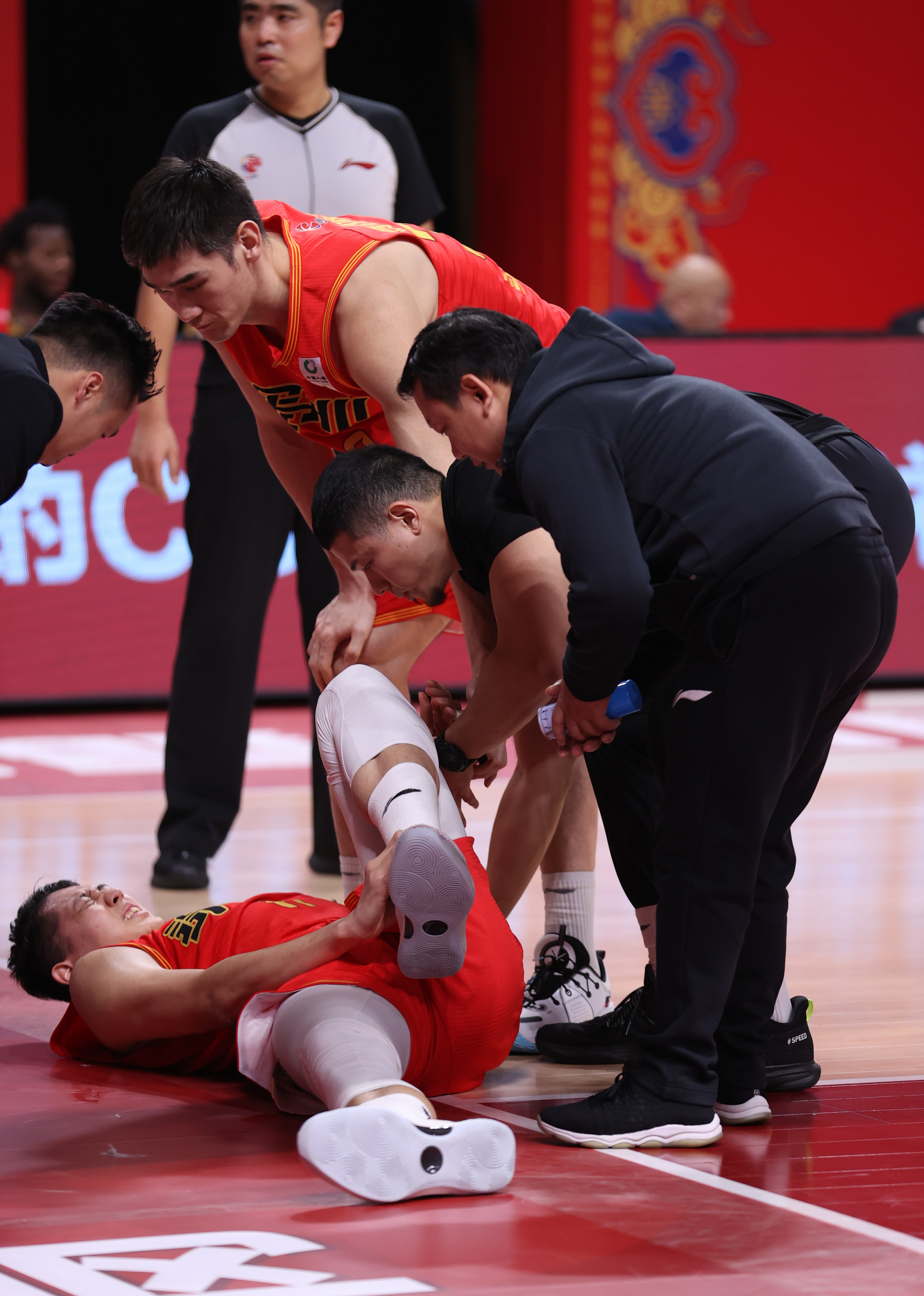 沈梓捷左脚跟腱拉伤.