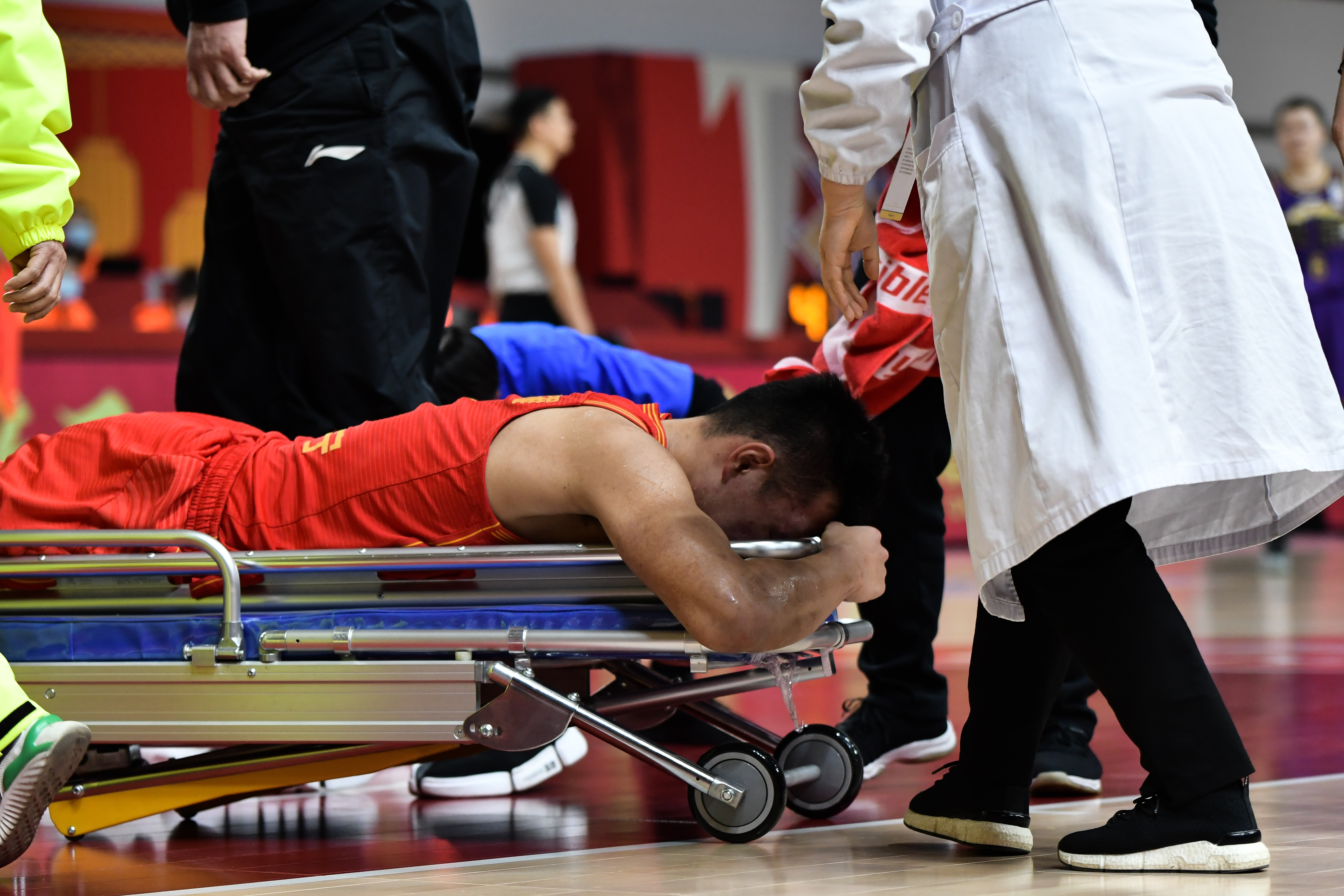 纵观cba|中国男篮名单"有毒"?6名国手受伤,谁来背锅