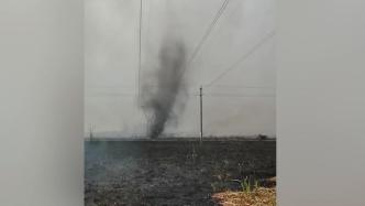 消防灭火时，空中突然卷起20多米高的“龙卷烟”