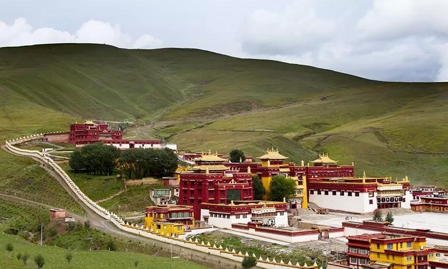 三世达赖喇嘛所建的理塘寺