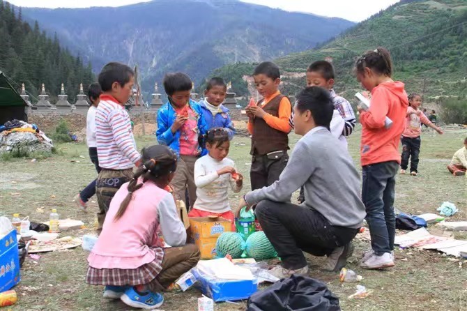 位于雅砻江河畔的甘孜州新龙县措卡小学与支教活动（摄于2012年）