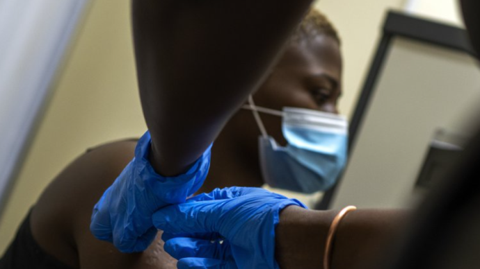 对抗变异病毒效力有限，南非暂缓接种阿斯利康新冠疫苗