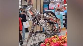 男子制作亮片服装扮机器人在超市购物：表演行为艺术