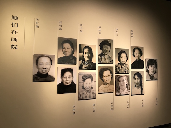 “画院掇英——院藏女画师作品展”现场，12为已故女画师的照片（按年龄排序）