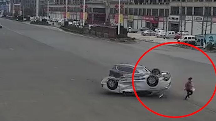 抚州两车相撞一车翻滚，过路行人拔腿就跑逃过一劫